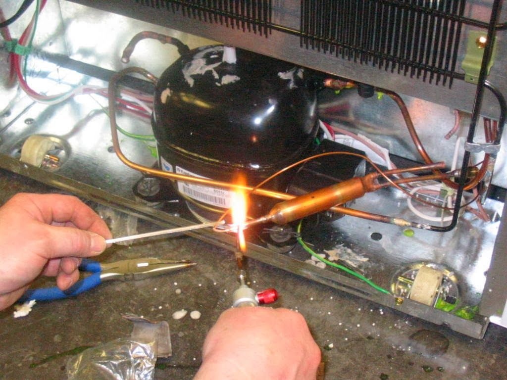 Kulkas Tidak Dingin? Jangan Langsung Ganti Freon! Kulkas Tidak Dingin? Jangan Langsung Ganti Freon!