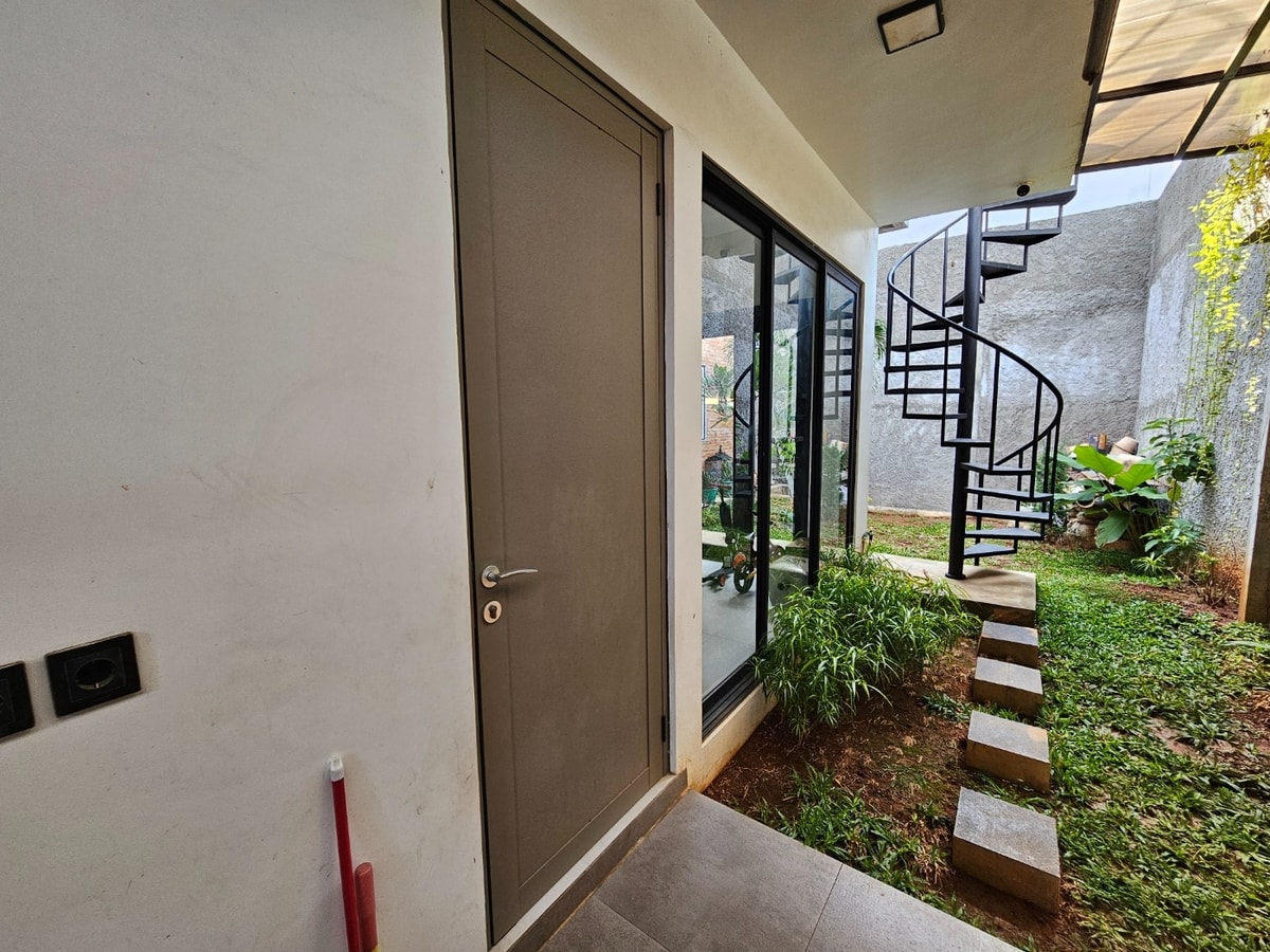 Pilihan Pintu Aluminium Full Panel untuk Rumah Modern: Kamar Tidur, Kamar Mandi, hingga Pintu Utama Pilihan Pintu Aluminium Full Panel untuk Rumah Modern: Kamar Tidur, Kamar Mandi, hingga Pintu Utama