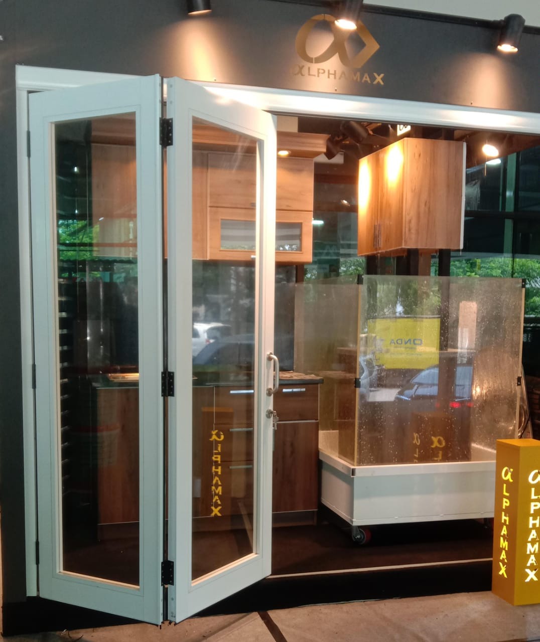 Pintu Lipat Aluminium Alphamax: Pintu Lipat Yang Cocok Untuk Rumah Minimalis Anda Pintu Lipat Aluminium Alphamax: Pintu Lipat Yang Cocok Untuk Rumah Minimalis Anda
