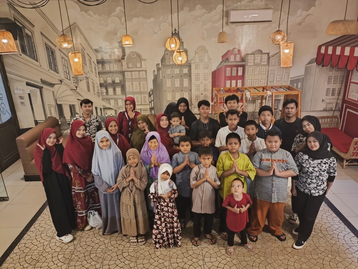 Almarhamah Hadiri Bukber Spesial Bareng MR. Fuji Tarakan! Almarhamah Hadiri Bukber Spesial Bareng MR. Fuji Tarakan!