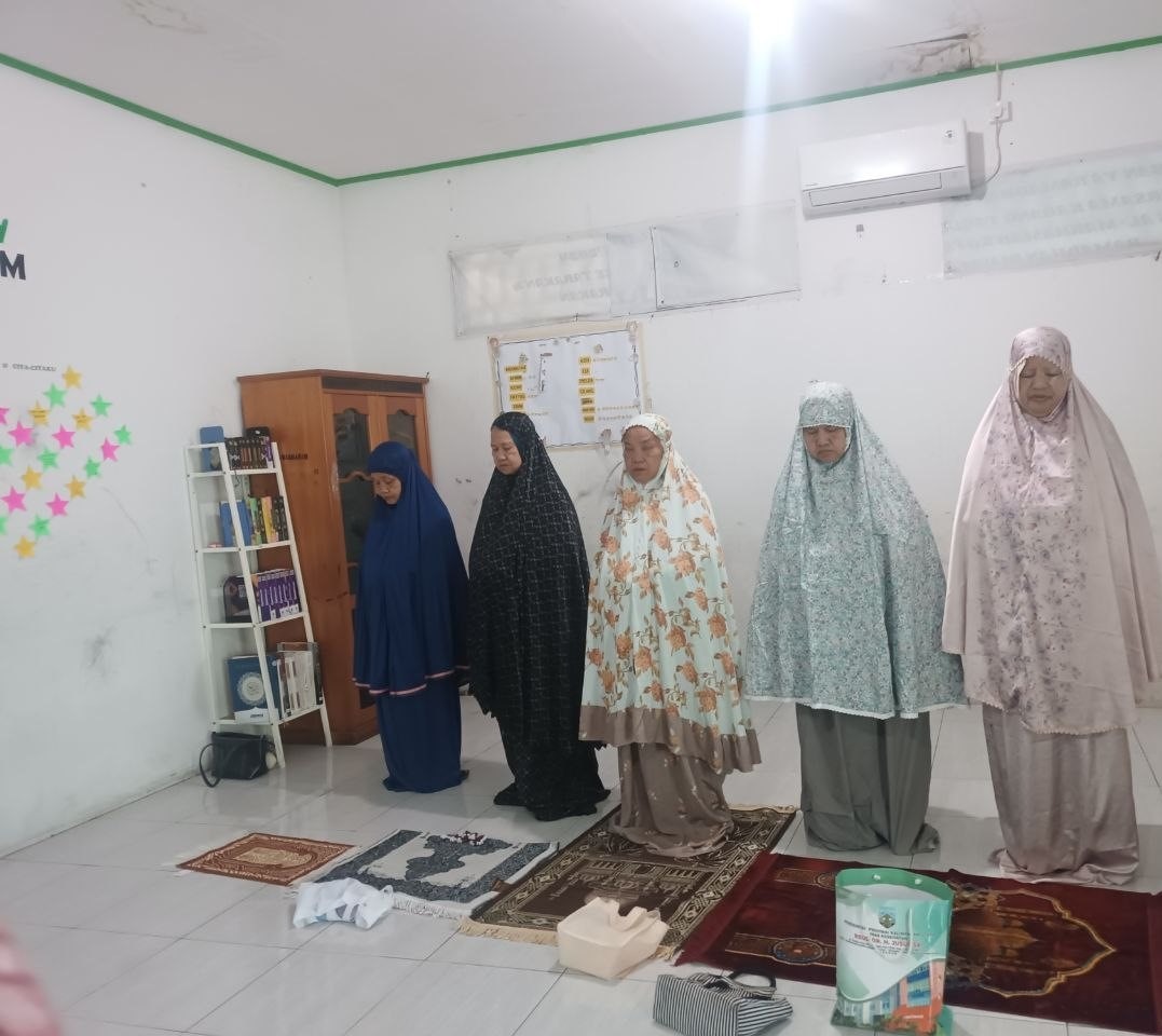 Lansia binaan almarhamah bersiap untuk sholat dhuha berjamaah Lansia binaan almarhamah bersiap untuk sholat dhuha berjamaah