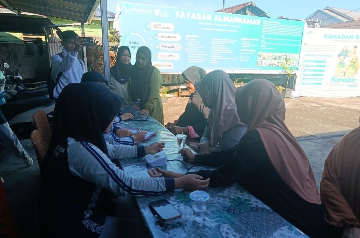 Para lansia dan ibu ibu mengikuti screening kesehatan bersama Kakak Kakak BEM FIKES UBT Para lansia dan ibu ibu mengikuti screening kesehatan bersama Kakak Kakak BEM FIKES UBT