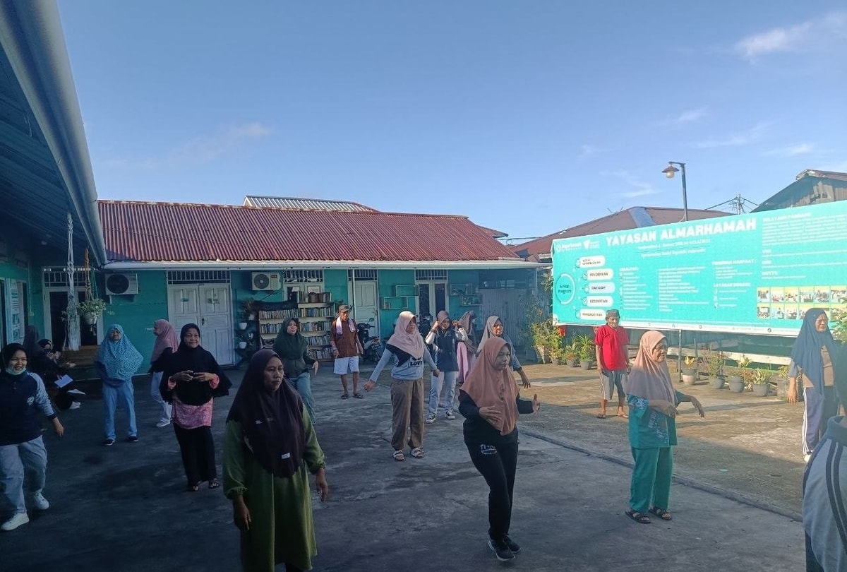 Penuh Semangat! Lansia Almarhamah Jaga Kebugaran Bersama BEM FIKES UBT Penuh Semangat! Lansia Almarhamah Jaga Kebugaran Bersama BEM FIKES UBT