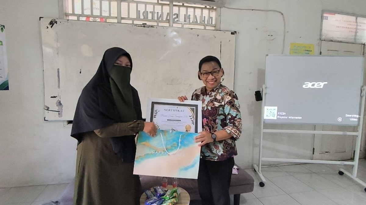 Penyerahan penghargaan dari almarhamah untuk Bunda Fanny Penyerahan penghargaan dari almarhamah untuk Bunda Fanny