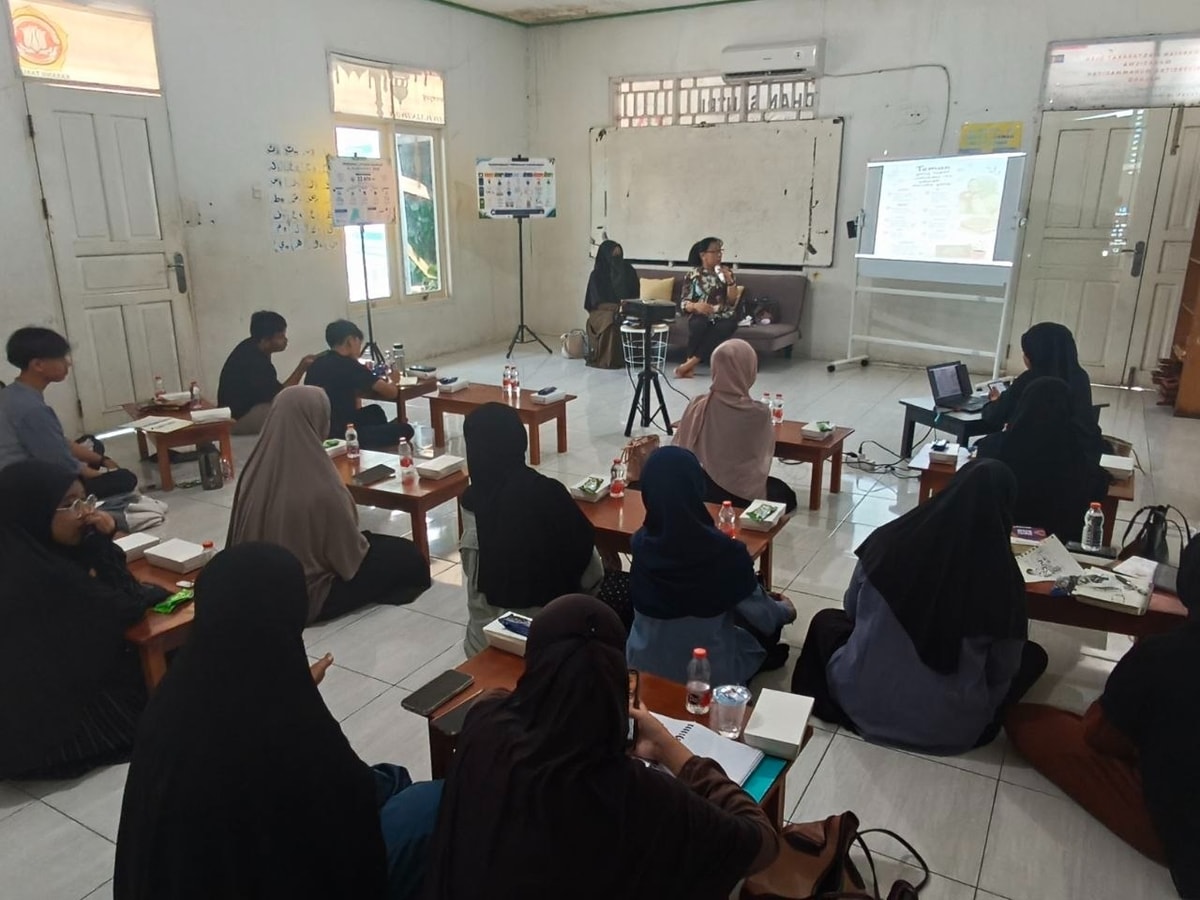Superteam Almarhamah dan Alvolunteer fakus mendengarkan materi yang di sampaikan Oleh Bunda Fanny Superteam Almarhamah dan Alvolunteer fakus mendengarkan materi yang di sampaikan Oleh Bunda Fanny