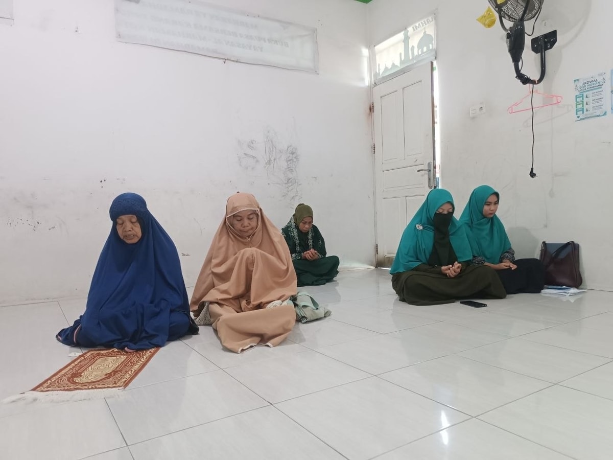 Para lansia binaan dan pengurus almarhamah khusyuk berdoa Para lansia binaan dan pengurus almarhamah khusyuk berdoa
