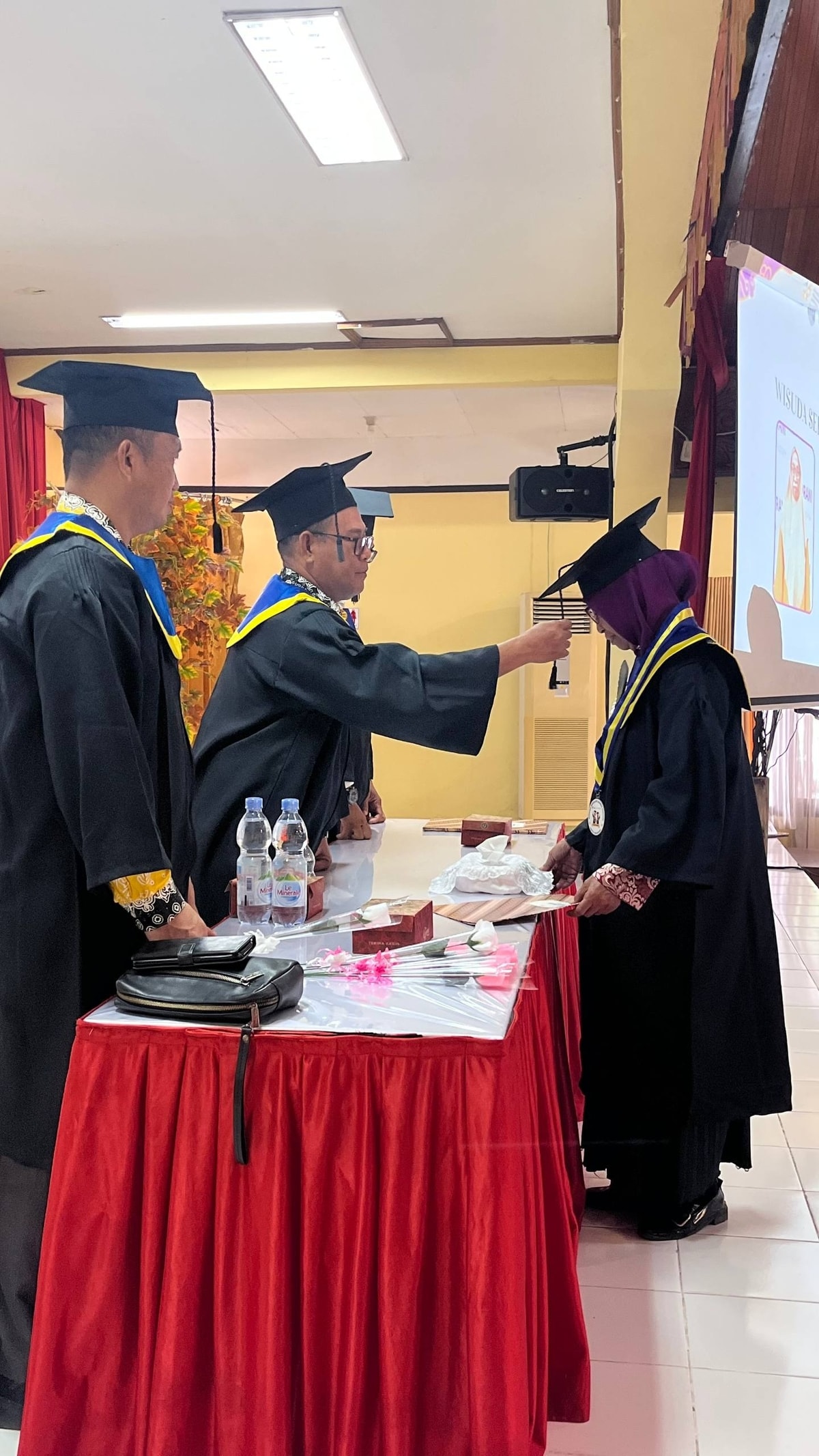 Prosesi pemindahan tali toga oleh wakil walikota Tarakan Prosesi pemindahan tali toga oleh wakil walikota Tarakan