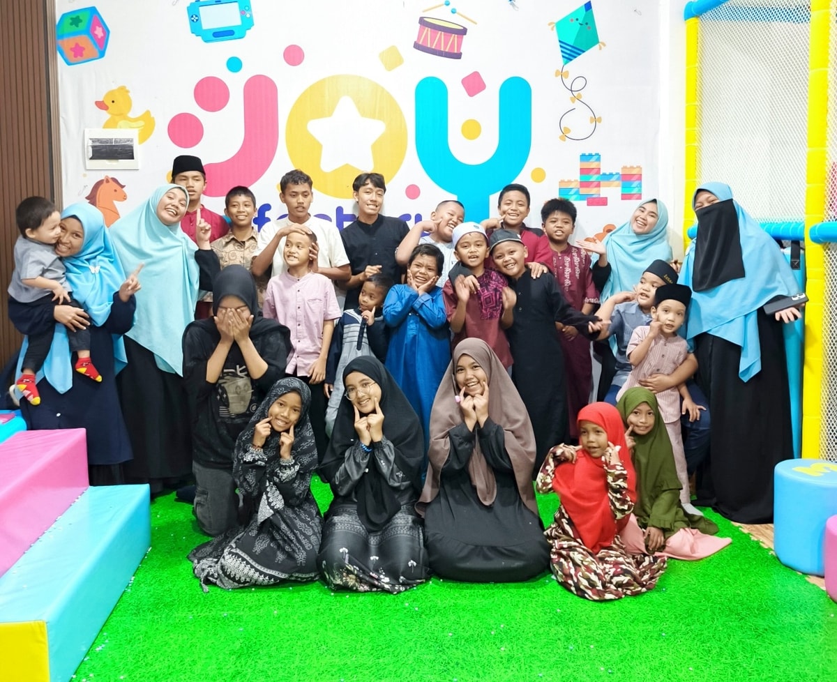 Santri Almarhamah “Diserbu” Kebaikan! Playground Ceria Bareng MR. Fuji Jadi Momen Tak Terlupakan Santri Almarhamah “Diserbu” Kebaikan! Playground Ceria Bareng MR. Fuji Jadi Momen Tak Terlupakan