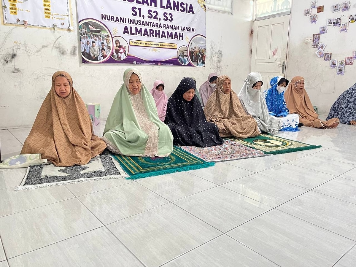 Para lansia binaan dan siswi PKl mengikuti kagiatan dengan khusyuk Para lansia binaan dan siswi PKl mengikuti kagiatan dengan khusyuk