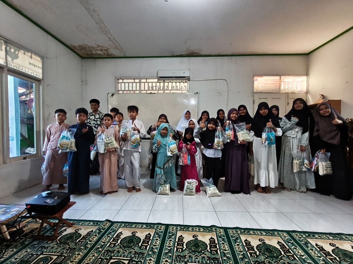 Foto bersama memegang Family Support Foto bersama memegang Family Support