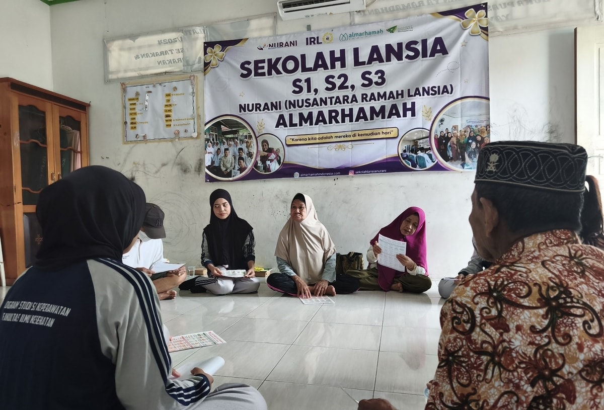 Para lansia fokus mendengarkan edukasi yang di berikan Para lansia fokus mendengarkan edukasi yang di berikan