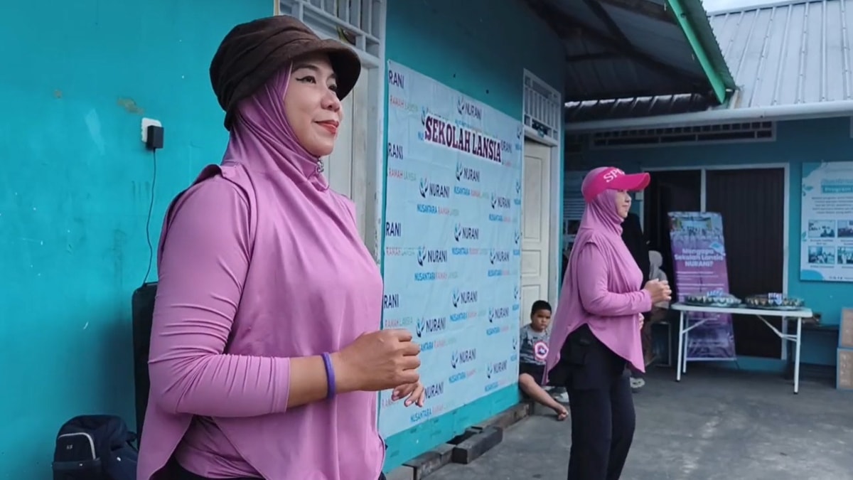 Bu Ratna dan Tim memimpin senam dengan semangat Bu Ratna dan Tim memimpin senam dengan semangat