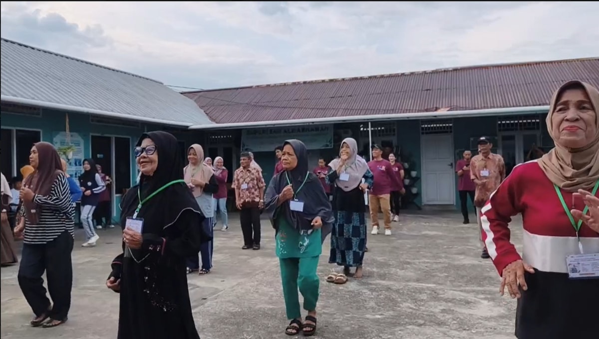 Para lansia dan Anggota Ikatan Notaris Indonesia senam bersama dengan semangat Para lansia dan Anggota Ikatan Notaris Indonesia senam bersama dengan semangat