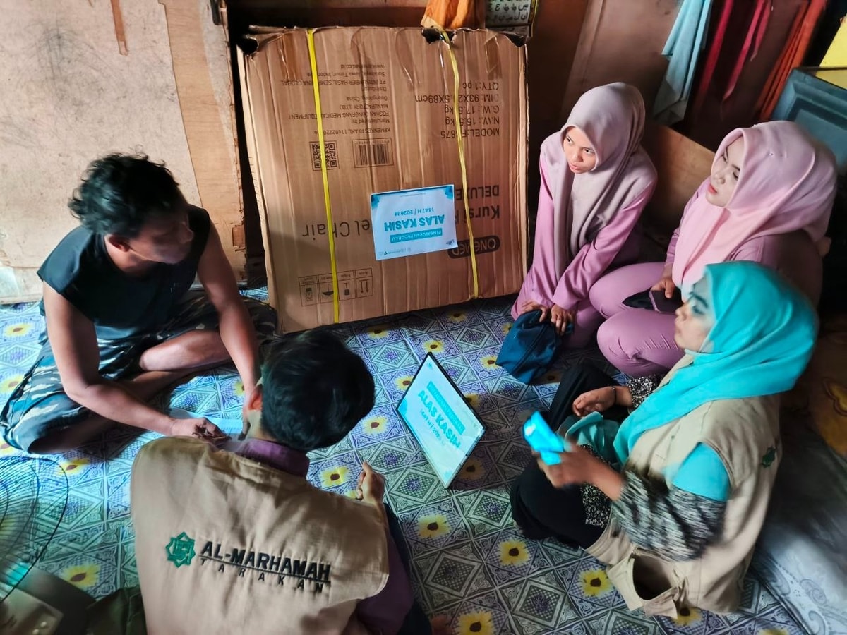 Tim Almarhamah berbincang dengan keluarga Tim Almarhamah berbincang dengan keluarga