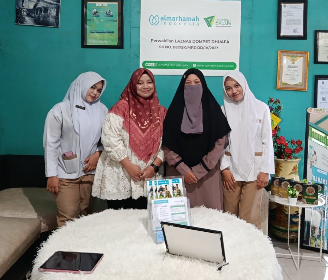 Almarhamah Lepas Dua Siswi SMK Kesehatan Usai Magang Almarhamah Lepas Dua Siswi SMK Kesehatan Usai Magang