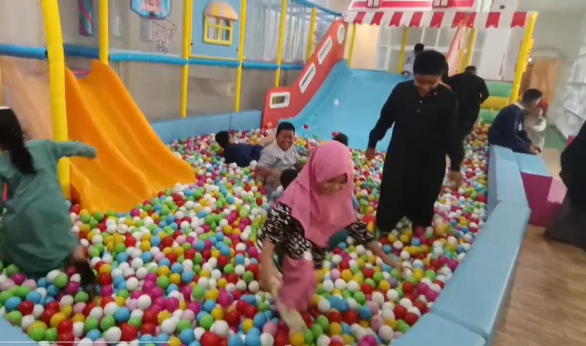 Anak-anak asik bermain bola bola Anak-anak asik bermain bola bola