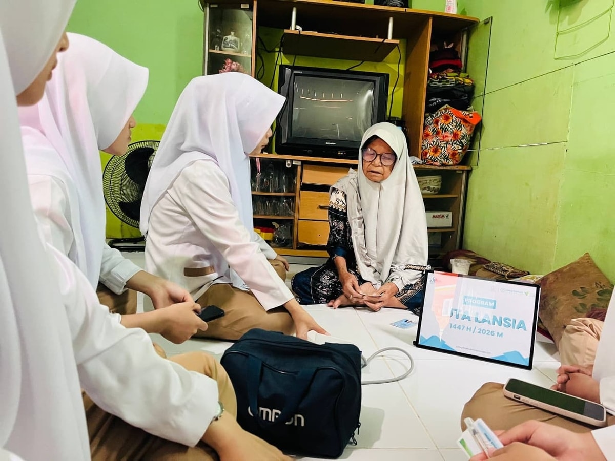 Volunteer memberikan edukasi kesehatan Volunteer memberikan edukasi kesehatan