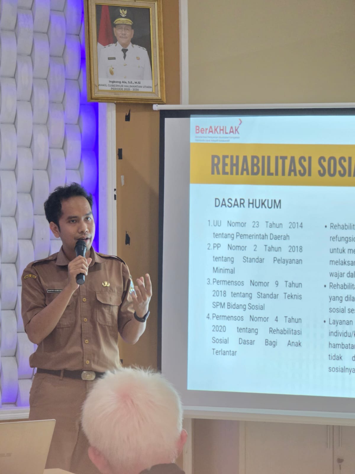 Bapak Alvin selaku narasumber dari Dinas Sosial Provinsi Kalimantan Utara Bapak Alvin selaku narasumber dari Dinas Sosial Provinsi Kalimantan Utara