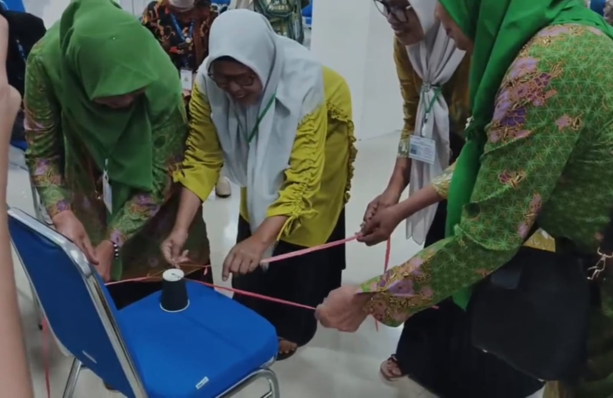 Lansia NURANI Antusias Ikuti Games Kelompok yang Penuh Tawa Lansia NURANI Antusias Ikuti Games Kelompok yang Penuh Tawa