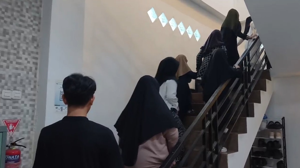 Menaiki tangga satu persatu mejunu ruangan Menaiki tangga satu persatu mejunu ruangan