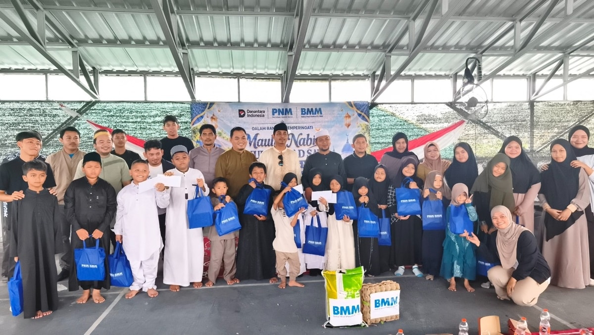 Foto bersama dengan seluruh karyawan PNM Cabang Tarakan Foto bersama dengan seluruh karyawan PNM Cabang Tarakan