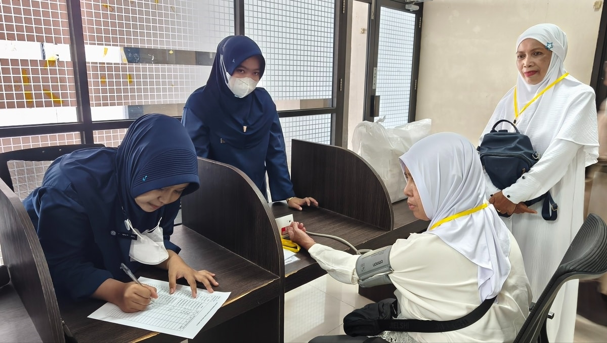 Siswi SMK Kesehatan mencatat hasilnya Siswi SMK Kesehatan mencatat hasilnya