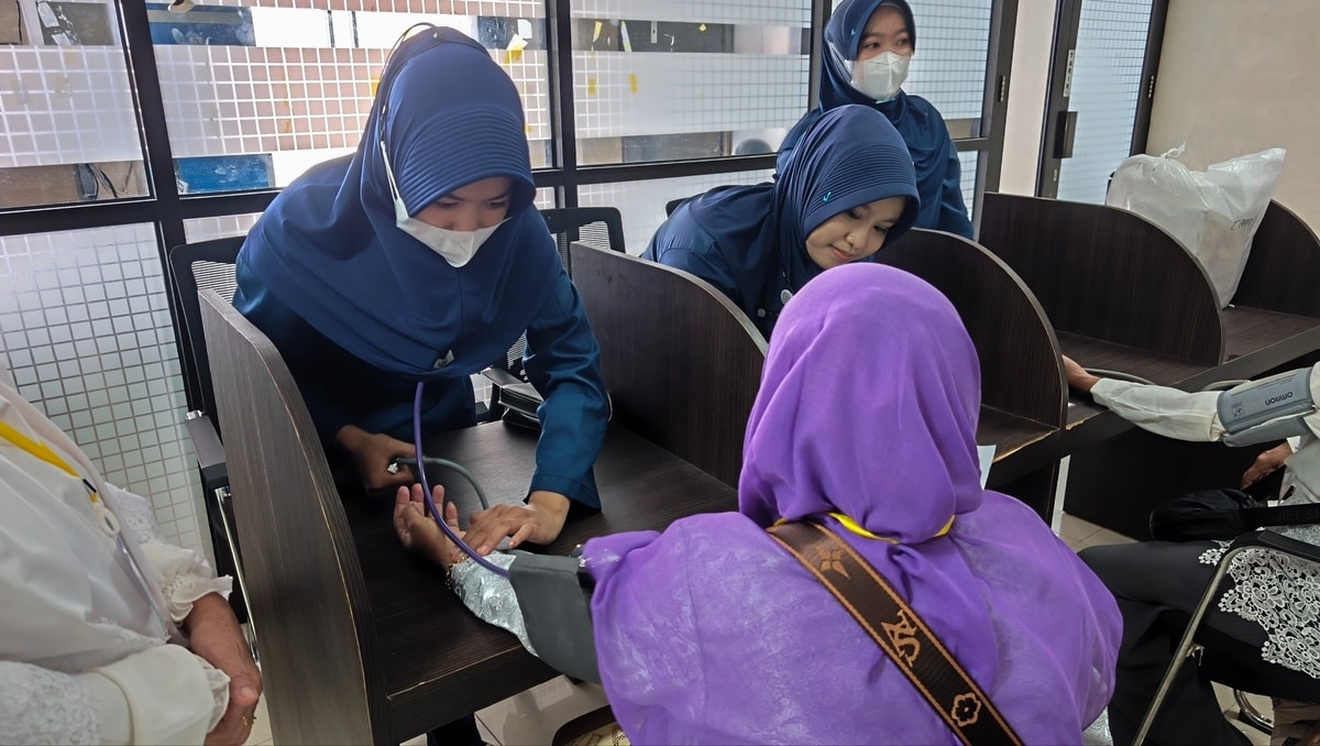 Pemeriksaan Tekanan Darah Peserta Sekolah Lansia NURANI Pemeriksaan Tekanan Darah Peserta Sekolah Lansia NURANI