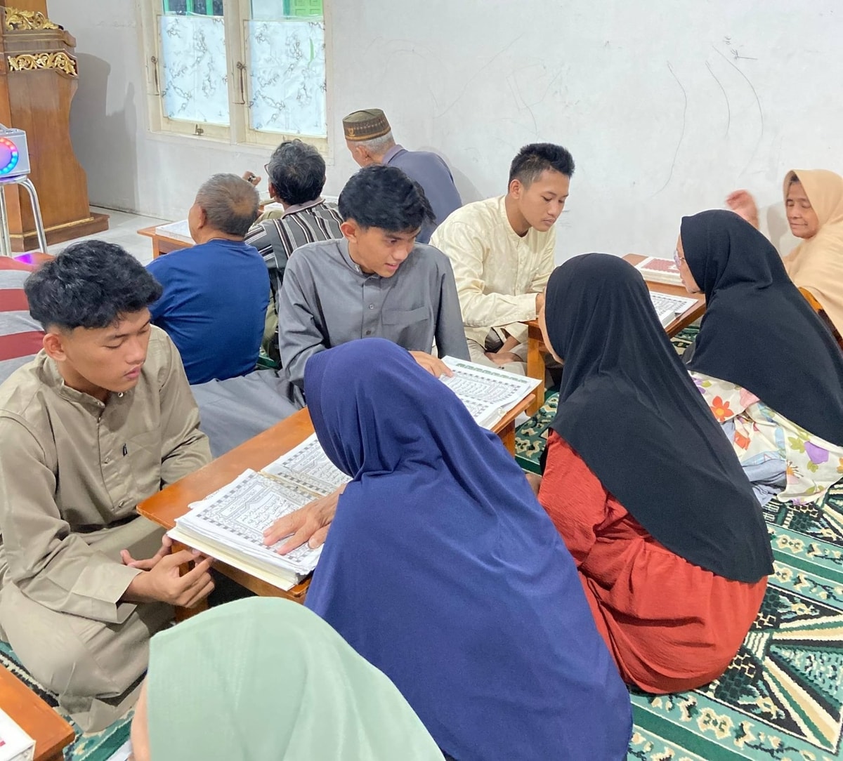 Para dai fokus membimbing lansia satu persatu Para dai fokus membimbing lansia satu persatu