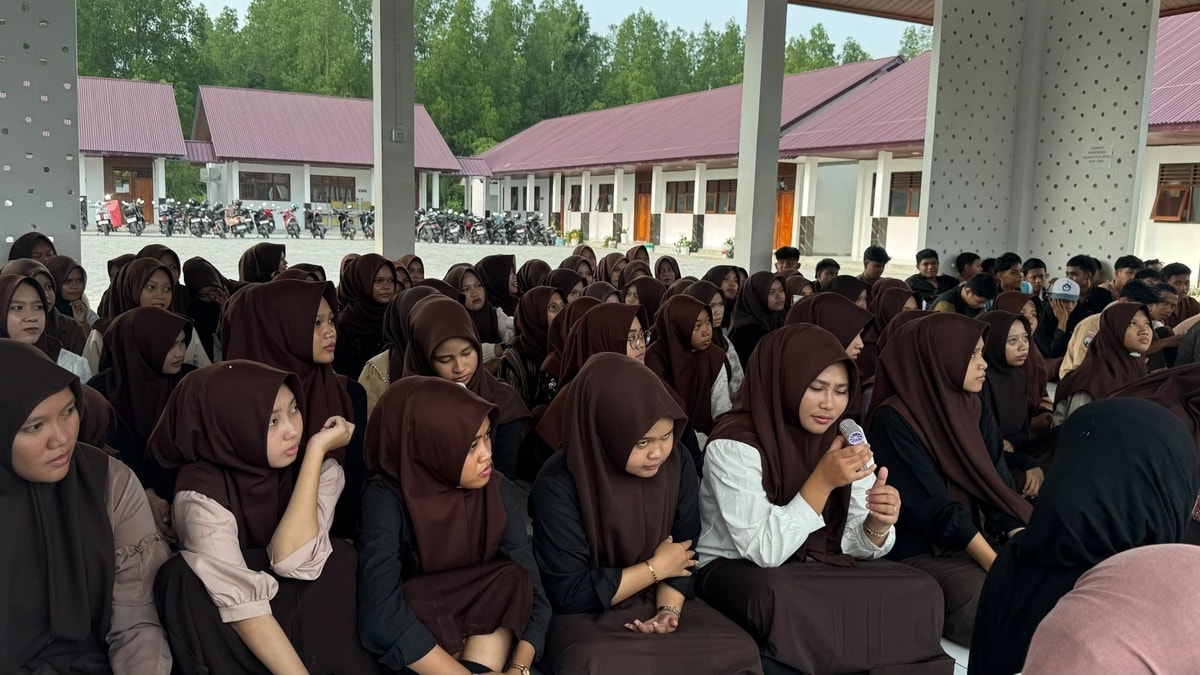 Para siswa dan siswi antusias mendengarkan penjelasan yang di sampaikan Para siswa dan siswi antusias mendengarkan penjelasan yang di sampaikan