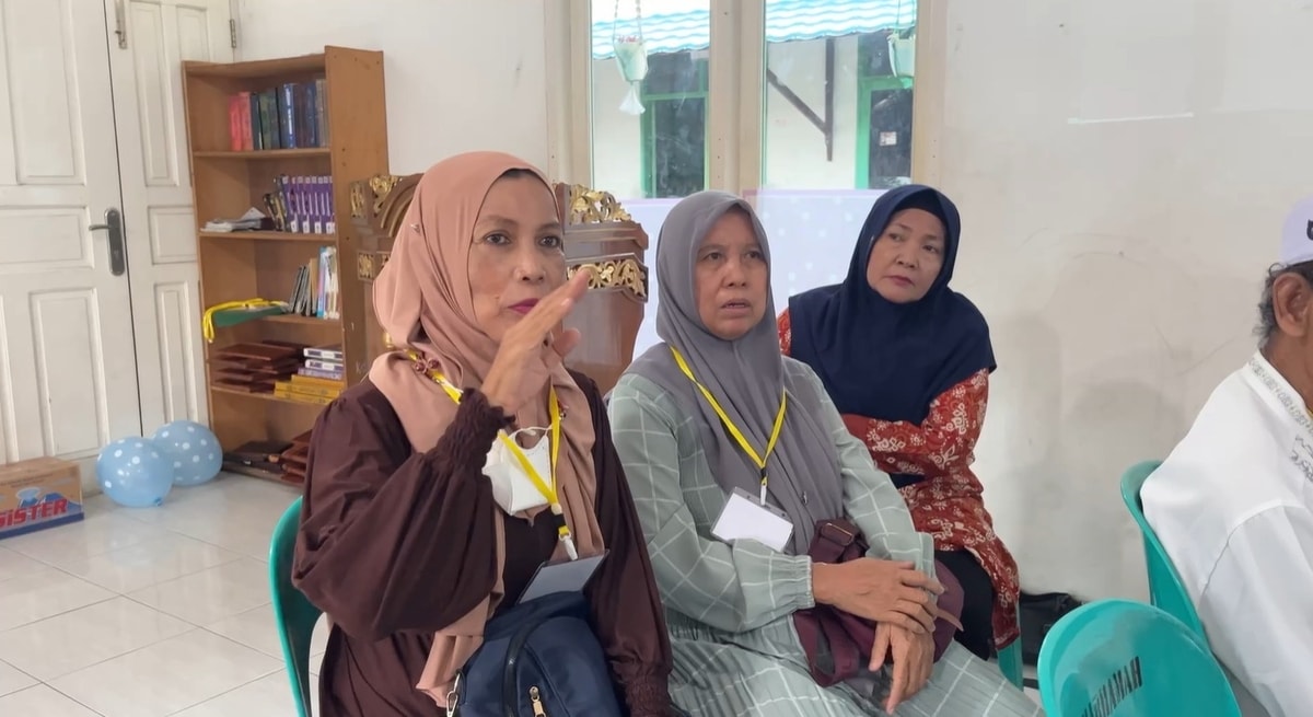 Salah satu peserta sekolah lansia bertanya tentang apa yang di rasakannya di rumah Salah satu peserta sekolah lansia bertanya tentang apa yang di rasakannya di rumah