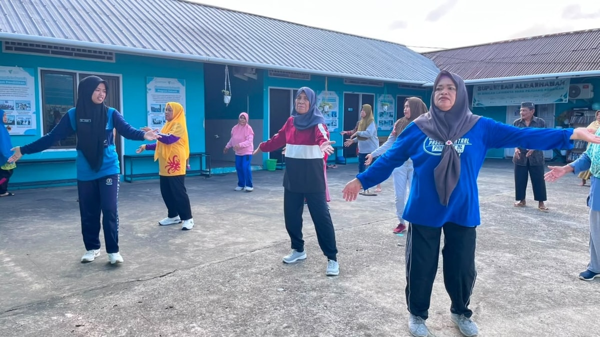 Para lansia dan Ibu ibu senam bersama siswi SMK Kesehatan Kaltara Para lansia dan Ibu ibu senam bersama siswi SMK Kesehatan Kaltara