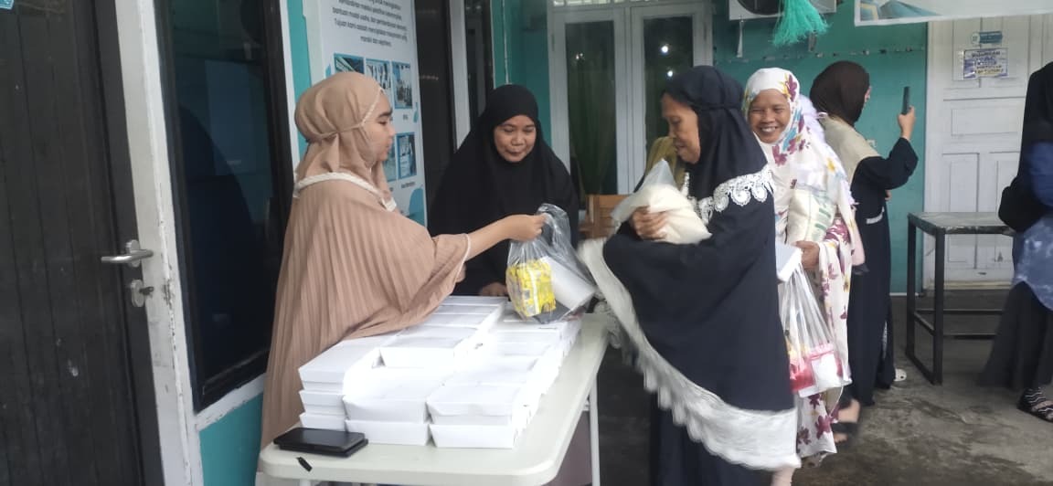 Penyaluran nasi berkah unutk jamaah KISAH Penyaluran nasi berkah unutk jamaah KISAH