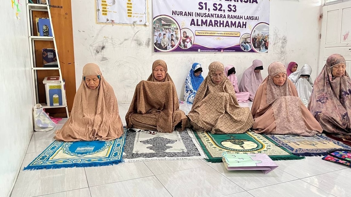 Para menggunakan warna mukenah yang sama Para menggunakan warna mukenah yang sama