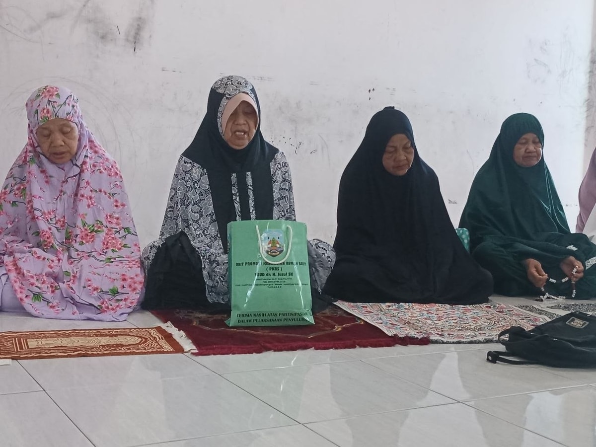 Lansia binaan almarhamah khusyuk berdoa Lansia binaan almarhamah khusyuk berdoa