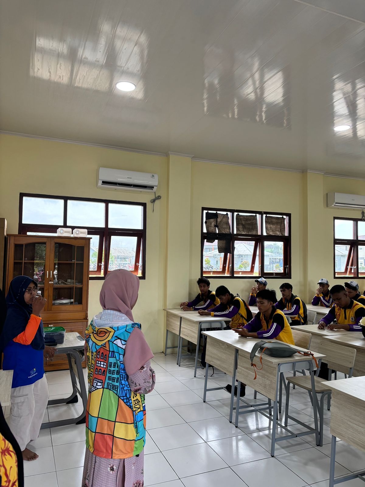Mbak Riska Rahimawati bersama alvolunteer menyampaikan edukasi dari kelas ke kelas Mbak Riska Rahimawati bersama alvolunteer menyampaikan edukasi dari kelas ke kelas