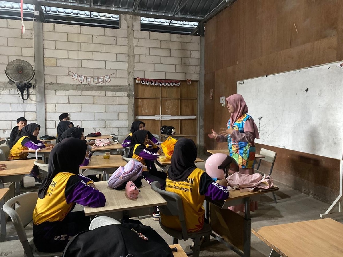 Para siswa antusias mendengarkan edukasi qurban yang diberk Para siswa antusias mendengarkan edukasi qurban yang diberk