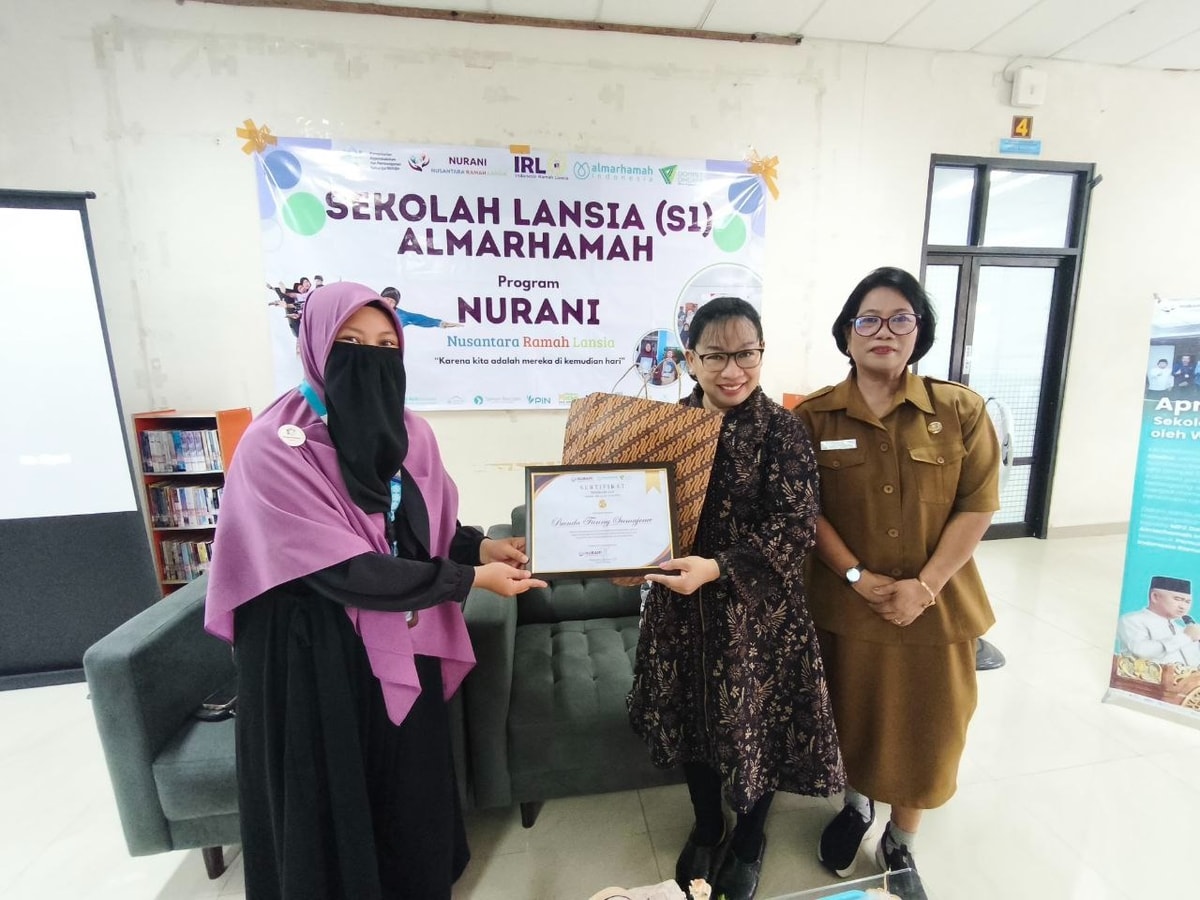 Penyerahan sertifikat penghargaan dari wali kelas sekolah lansia NURANI kepada pemateri Penyerahan sertifikat penghargaan dari wali kelas sekolah lansia NURANI kepada pemateri