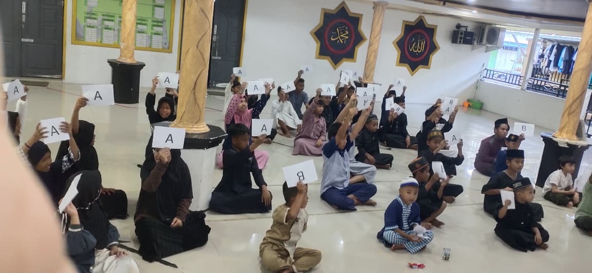 Peserta lomba menjawab pertanyaan dengan antusias Peserta lomba menjawab pertanyaan dengan antusias