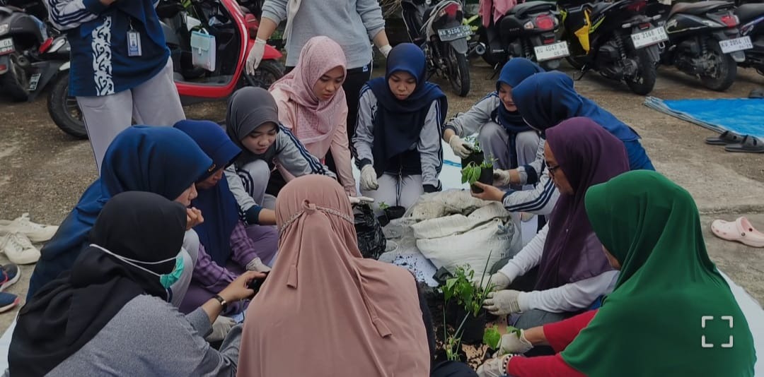 Mahasiswi Ners Mendampingi Lansia Mahasiswi Ners Mendampingi Lansia