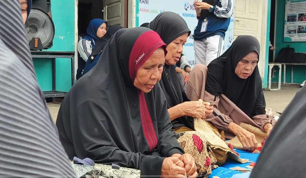 Lansia Almarhaah Fokus Menjahit Lansia Almarhaah Fokus Menjahit