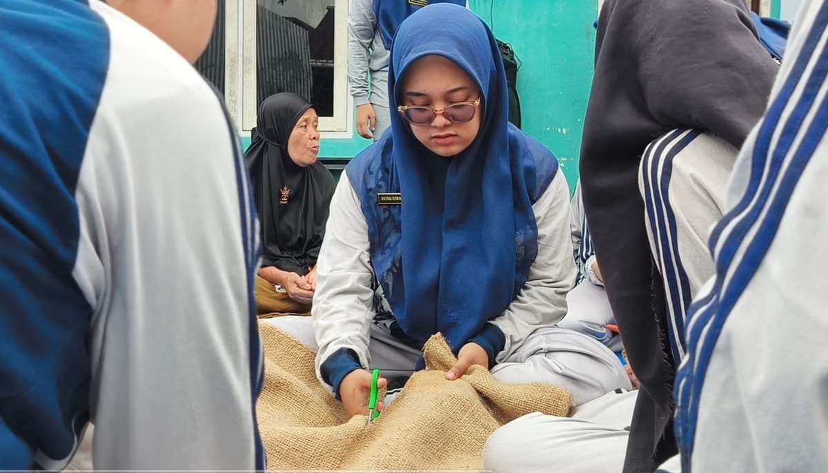 Mahasiswa Ners Menyiapkan Bahan Mahasiswa Ners Menyiapkan Bahan