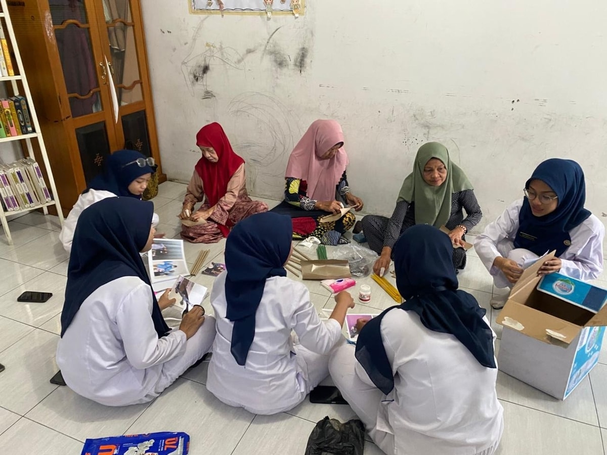 Mahasiswi Ners Memberi arahan kepada Lansia Almarhamah Mahasiswi Ners Memberi arahan kepada Lansia Almarhamah