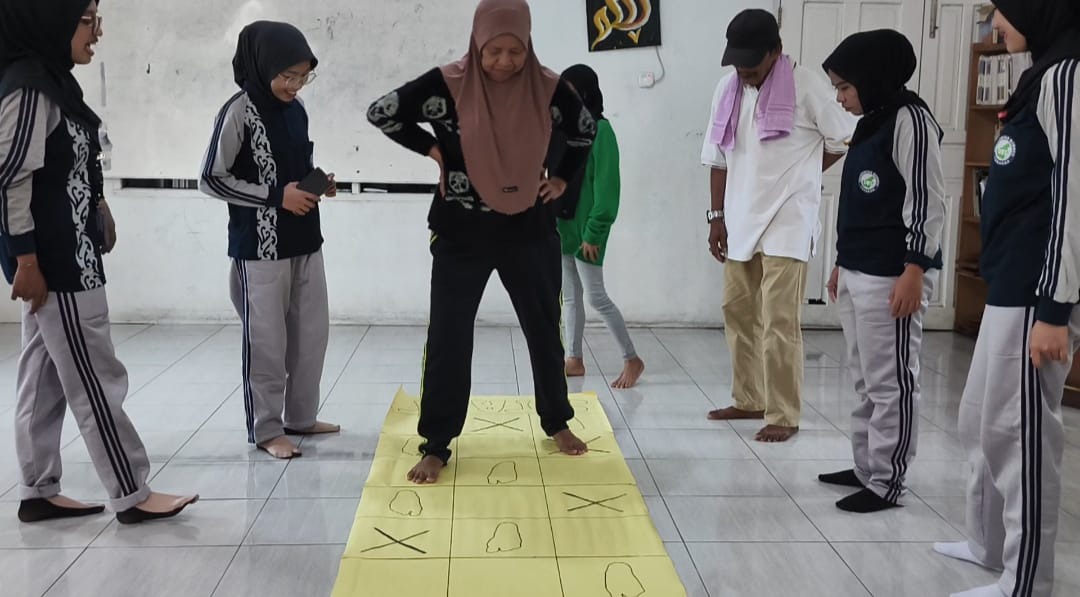 Kolaborasi Mahasiswi Ners, Lansia Almarhamah Latih Keseimbangan Tubuh Kolaborasi Mahasiswi Ners, Lansia Almarhamah Latih Keseimbangan Tubuh