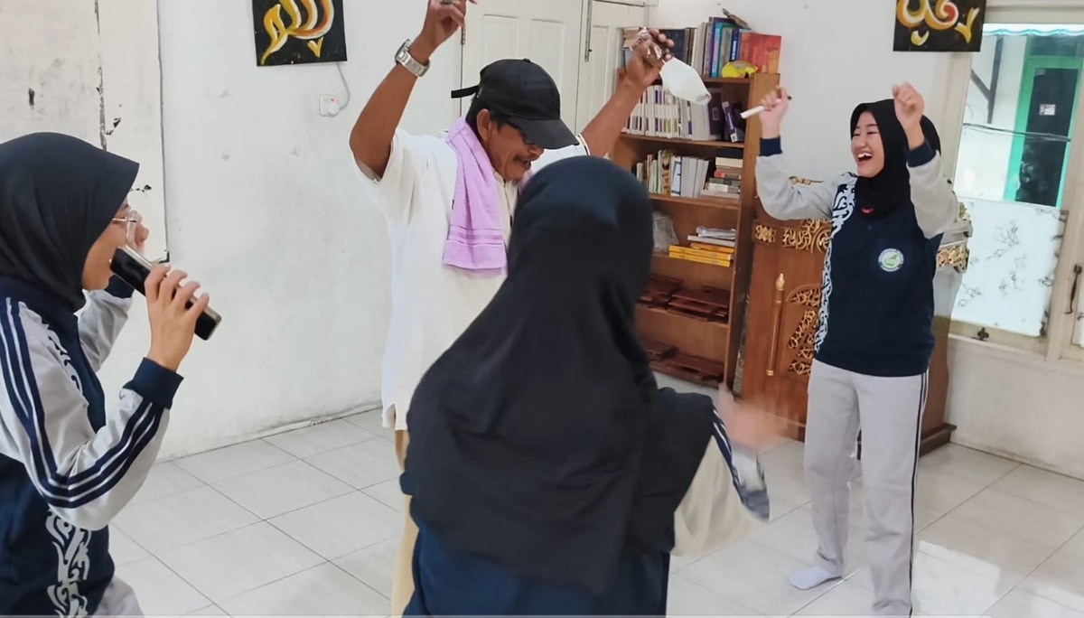 Mahasiswi Ners Menyemangati Lansia Almarhamah Mahasiswi Ners Menyemangati Lansia Almarhamah