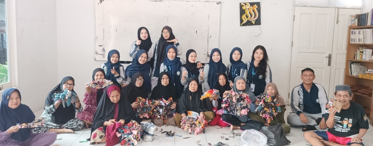 TAK Keset Karung Goni, Lansia Almarhamah Buktikan Tetap Produktif TAK Keset Karung Goni, Lansia Almarhamah Buktikan Tetap Produktif