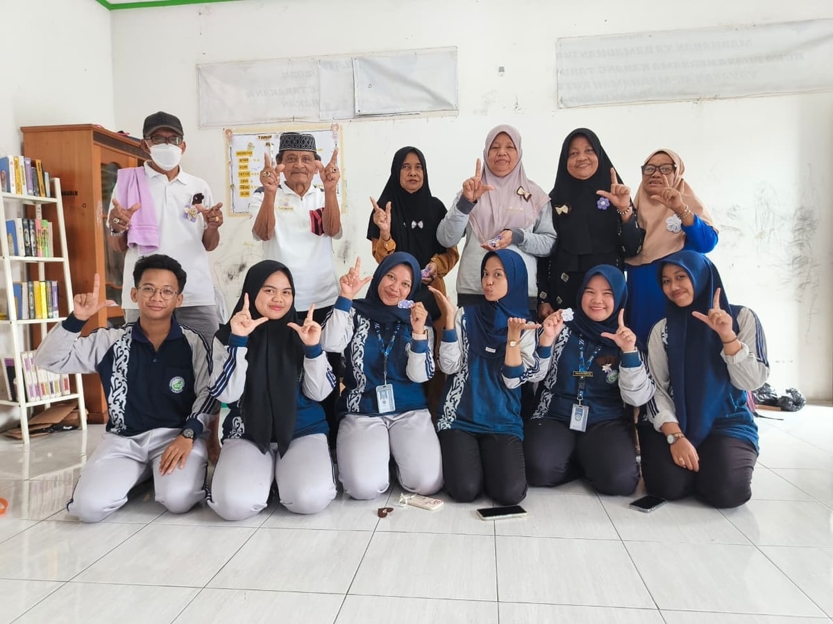 Lansia Almarhamah Tunjukkan Kreativitas Dengan Membuat Bros Flanel Lansia Almarhamah Tunjukkan Kreativitas Dengan Membuat Bros Flanel