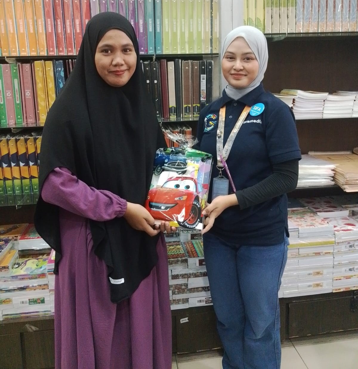 Penyerahan parcel oleh gramedia tarakan kepada almarhamah Penyerahan parcel oleh gramedia tarakan kepada almarhamah