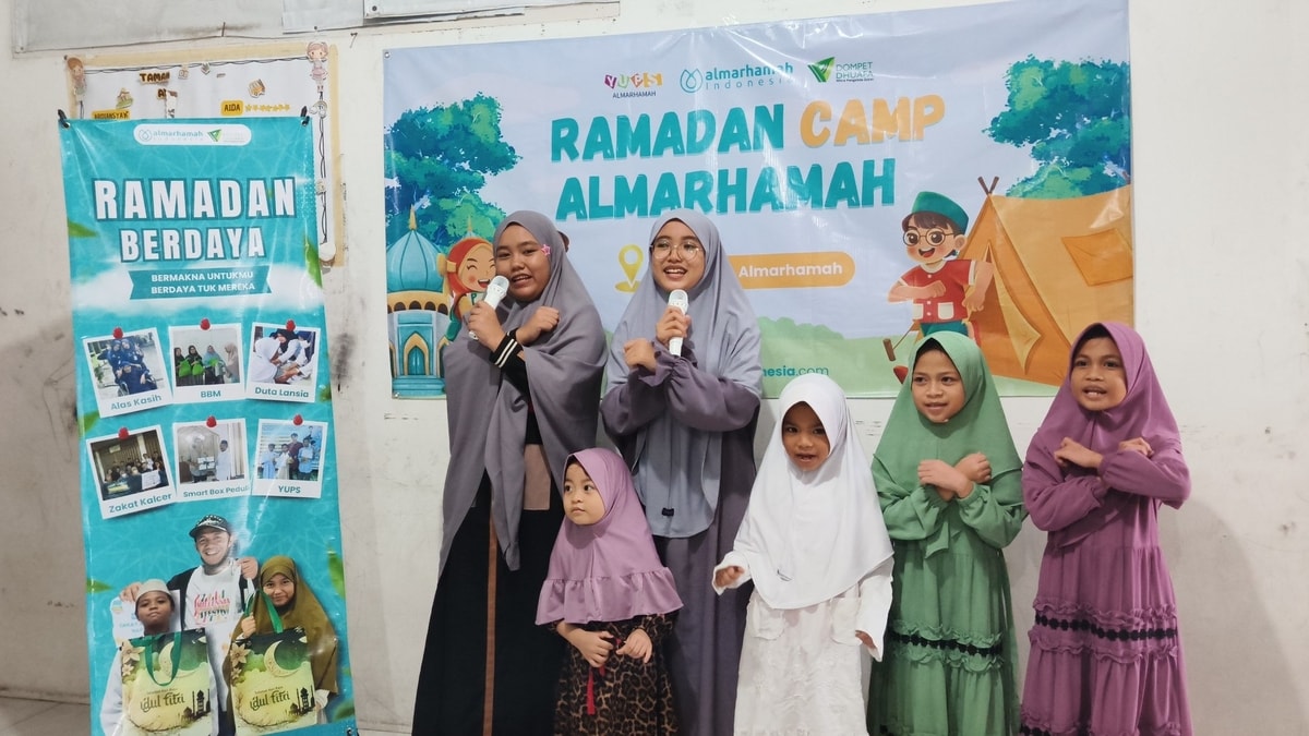 Penampilan yel yel dari kelompok pertama Penampilan yel yel dari kelompok pertama