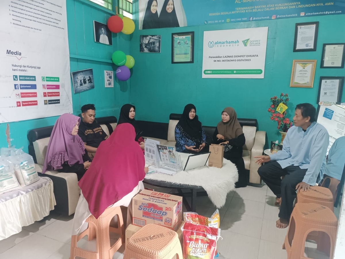 Suasana penyerahan sembako di almarhamah Suasana penyerahan sembako di almarhamah