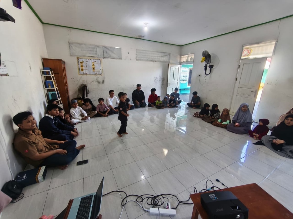 Momen penandatanganan di saksikan langsung oleh para santri, pengurus dan volunteer Momen penandatanganan di saksikan langsung oleh para santri, pengurus dan volunteer